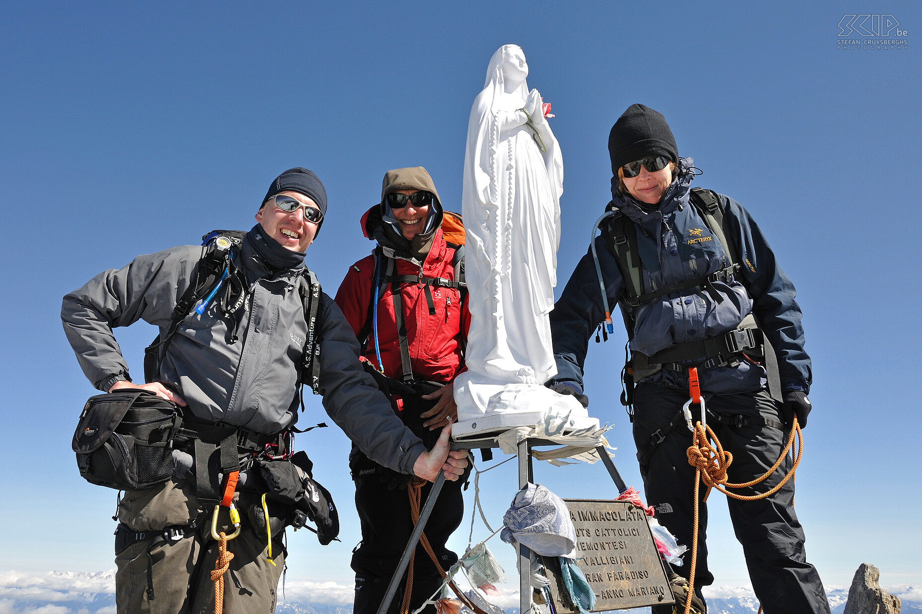 Gran Paradiso - Top Uiteindelijk sta ik samen met Micheline en Isabelle bij het Madonnabeeld op de top van de Gran Paradiso (4096m). Het was een ontzettend zware inspanning, maar het zicht op de top is ongelooflijk mooi. Stefan Cruysberghs